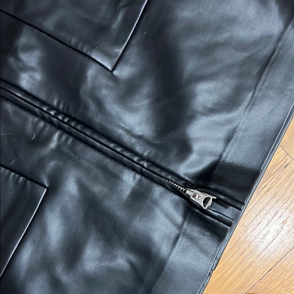 Elegant Black Leather Skirt - Picture 5 of 8